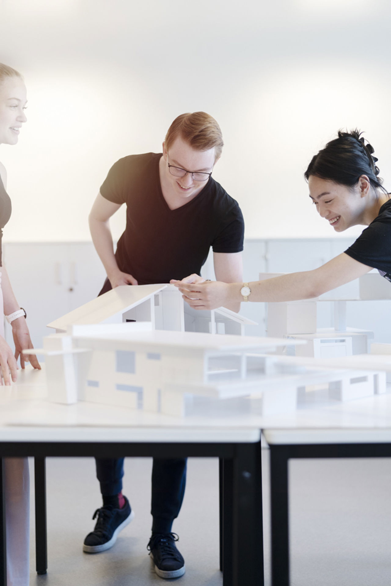 Elever jobber med oppgave i arkitektur